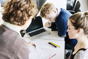 Hochformatige Ansicht von Studenten und Professor im Klassenzimmer - MASF04292