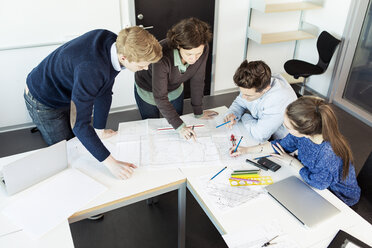 Blick von oben auf den Professor und die Studenten im Klassenzimmer - MASF04293