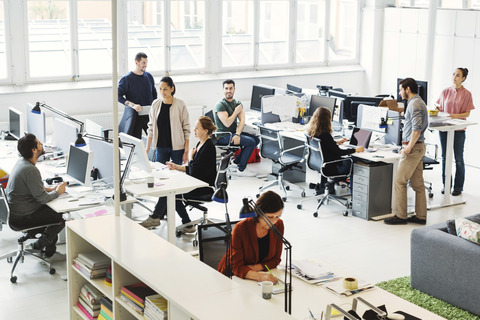 Hohe Winkel Ansicht von Geschäftsleuten arbeiten in modernen Büro, lizenzfreies Stockfoto