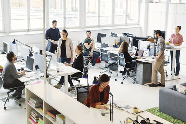 Hohe Winkel Ansicht von Geschäftsleuten arbeiten in modernen Büro - MASF04304