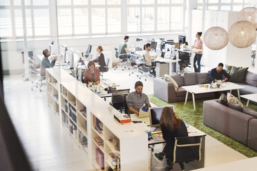 Hohe Winkel Ansicht von Geschäftsleuten arbeiten in modernen Büro - MASF04305