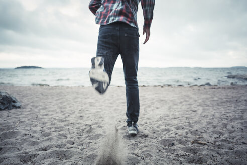 Tiefschnitt eines am Strand laufenden Mannes - MASF04327