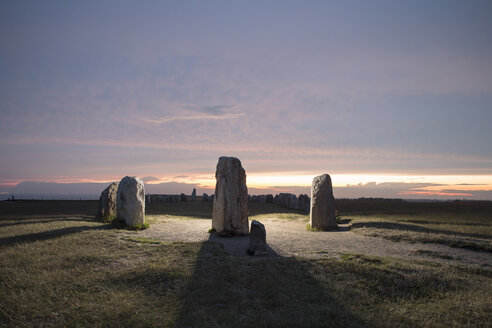 Steinkreis von Callanish auf einem Feld gegen den Himmel bei Sonnenuntergang - MASF04357