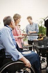 Großeltern mit Brüdern beim Grillen im Garten - MASF04390