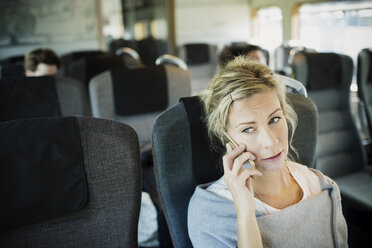 Geschäftsfrau benutzt Smartphone im Zug - MASF04469
