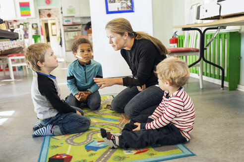 Lehrerin erzählt Kindern im Kindergarten eine Geschichte - MASF04530