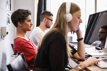 Junge Geschäftsleute arbeiten im neuen Büro - MASF04560