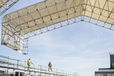 Arbeiter auf einem Baugerüst auf einer Baustelle - MASF04563