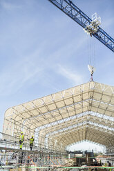 Arbeiter auf der Baustelle gegen den Himmel - MASF04564