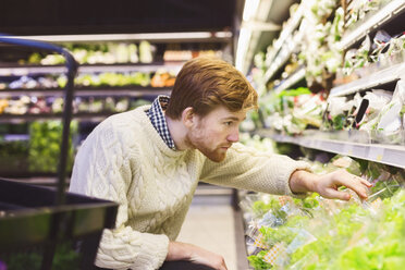 Junger Mann kauft Gemüse im Supermarkt ein - MASF04600