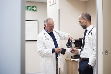 Ärzte beim Kaffee trinken im Krankenhaus durch die Tür gesehen - CAVF38483