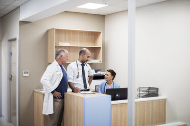 Ärzte besprechen sich in einem Raum im Krankenhaus - CAVF38503