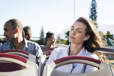 Fahrgäste in einem Doppeldeckerbus - CAVF38516