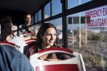 Touristen schauen durch das Fenster, während sie in einem Reisebus unterwegs sind - CAVF38522