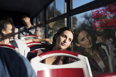 Touristen, die durch das Fenster schauen, während sie im Bus unterwegs sind - CAVF38523