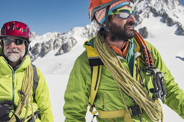 Wanderer auf schneebedecktem Berg an einem sonnigen Tag - CAVF38549