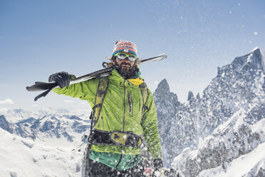 Wanderer mit Skiern auf einem schneebedeckten Berg gegen einen klaren Himmel an einem sonnigen Tag - CAVF38563