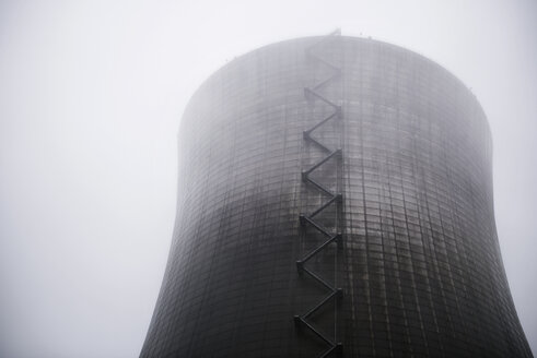 Niedriger Blickwinkel auf einen Kernreaktor bei nebligem Wetter - CAVF38565