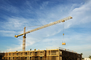 Kran auf der Baustelle gegen bewölkten Himmel - CAVF38567