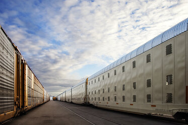 Züge in der Industrie gegen bewölkten Himmel - CAVF38608