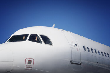 Niedriger Blickwinkel des Flugzeugs gegen den klaren blauen Himmel - CAVF38617