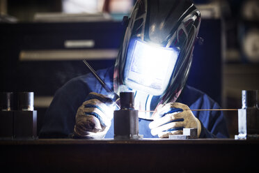 Arbeiter bei der Bearbeitung von Metall in einer Fabrik - CAVF38619