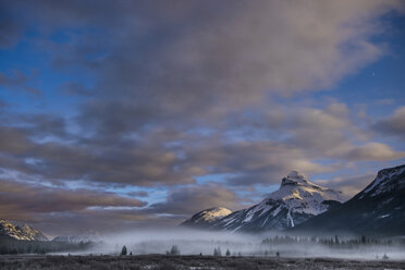 Idyllischer Blick auf schneebedeckte Berge vor bewölktem Himmel am Icefields Parkway - CAVF38625