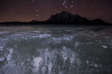 Majestätischer Blick auf die Methanblasen im Abrahamsee bei Nacht - CAVF38628