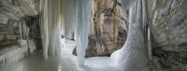 Majestätischer Blick auf den gefrorenen Wasserfall in der Maligne-Schlucht - CAVF38635