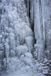 Majestätischer Blick auf den gefrorenen Wasserfall in der Maligne-Schlucht - CAVF38637