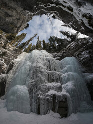 Idyllischer Blick auf den gefrorenen Wasserfall in der Maligne-Schlucht - CAVF38639