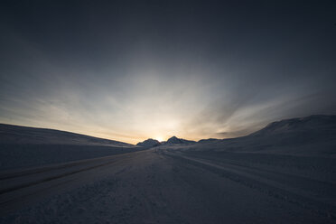 Landschaftliche Ansicht der Berge gegen den Himmel bei Sonnenaufgang - CAVF38654