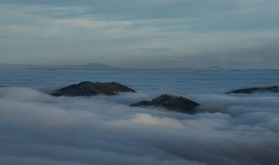 Blick auf den von Wolken bedeckten Mount Hood - CAVF38655