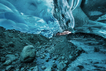 Majestätischer Blick auf die Blaue Eishöhle am Mendenhall-Gletscher - CAVF38663