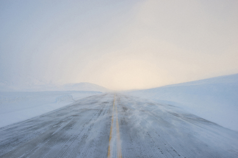 Blick auf schneebedeckte Straße gegen Himmel bei nebligem Wetter, lizenzfreies Stockfoto