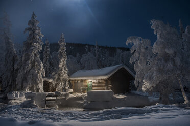 Chena Hot Springs gegen Blockhaus bei Nacht - CAVF38676