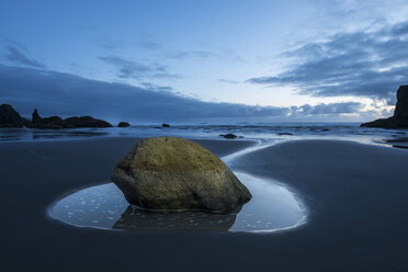 Aussicht auf den Strand von Bandon bei bewölktem Himmel - CAVF38687