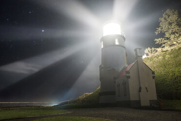 Niedriger Blickwinkel auf den Heceta Head Leuchtturm bei Nacht - CAVF38691