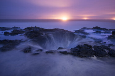 Hohe Winkel landschaftlichen Blick auf Thor's Well gegen den Himmel bei Sonnenuntergang - CAVF38692