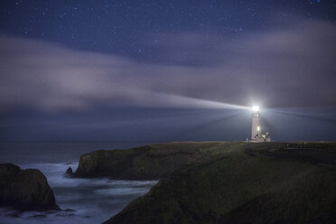 Blick auf den Leuchtturm von Yaquina Head am Ufer vor einem Sternenfeld - CAVF38696