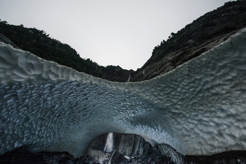 Idyllischer Blick von der Eishöhle im Cascade National Park auf die Big Four Mountain gegen den Himmel, lizenzfreies Stockfoto