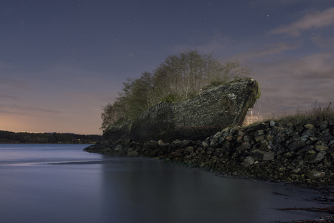 Niedriger Winkel Ansicht der verlassenen Boot am Ufer gegen Himmel, lizenzfreies Stockfoto