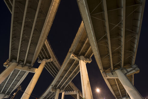 Niedriger Blickwinkel auf Autobahnüberführungen bei Nacht - CAVF38734