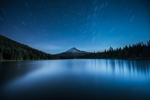 Majestätischer Blick auf den Trillium Lake bei Mt. Hood gegen Star Trails bei Nacht, lizenzfreies Stockfoto