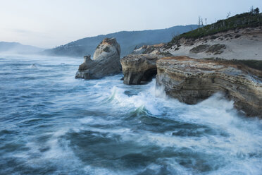 Malerischer Blick auf das Meer bei den Felsformationen in der Cape Kiwanda State Natural Area - CAVF38763