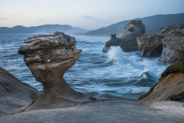 Felsformationen am Meer im Cape Kiwanda State Park - CAVF38764