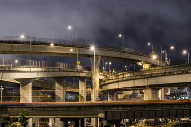 Ansicht einer mehrspurigen Autobahn gegen den Himmel - CAVF38768