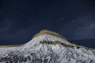 Niedriger Blickwinkel auf eine Felsformation vor einem Sternenfeld im Bryce Canyon National Park bei Nacht - CAVF38771