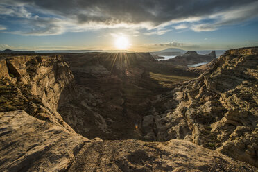 Ruhiger Blick auf die Landschaft vor stürmischen Wolken im Grand Staircase-Escalante National Monument - CAVF38775