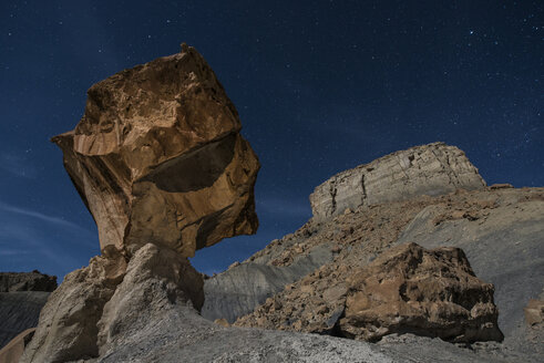 Niedriger Blickwinkel auf Felsformationen vor einem Sternenfeld im Grand Staircase-Escalante National Monument - CAVF38776